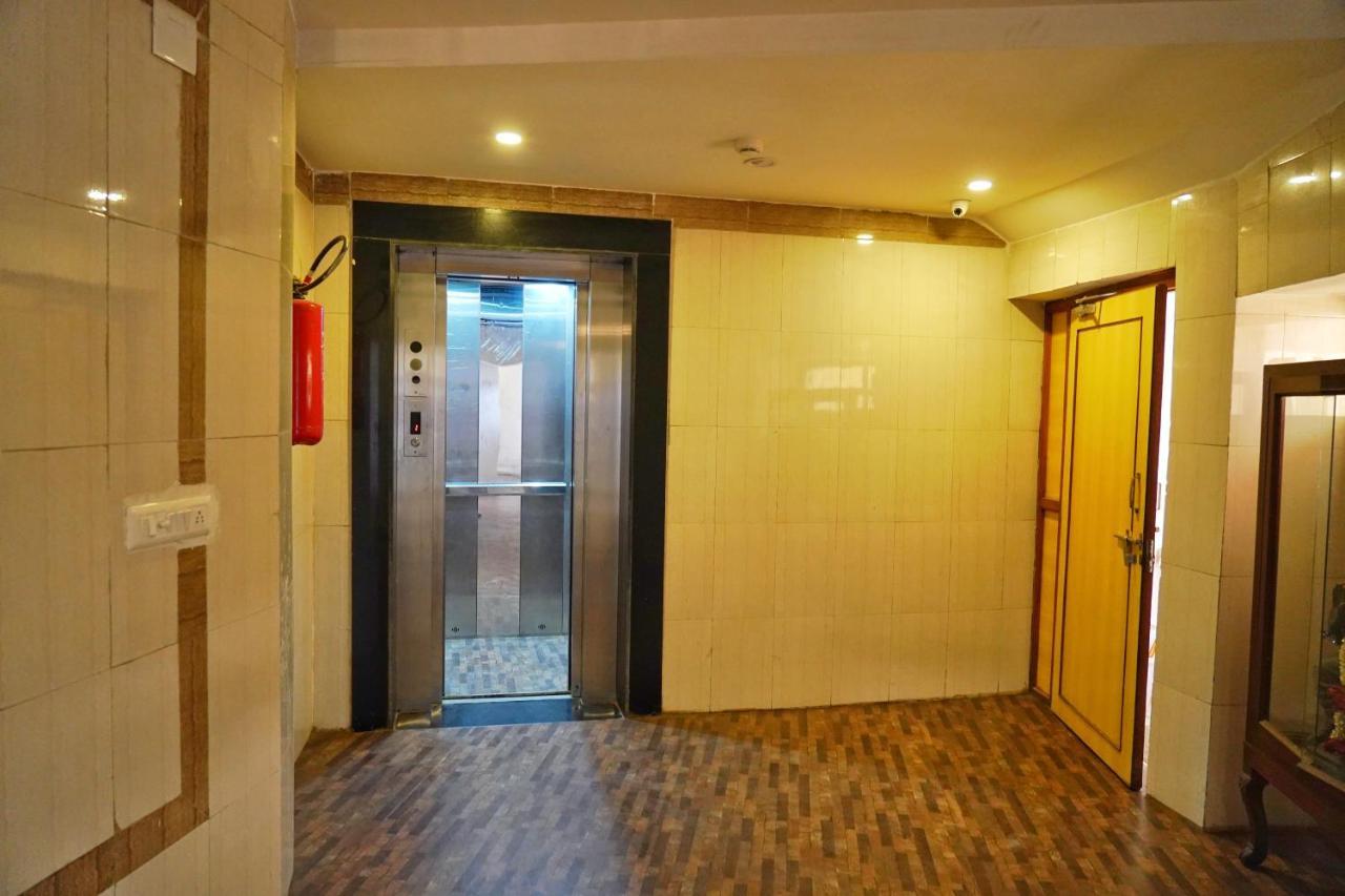 Hotel Riverfront Ахмедабад Экстерьер фото