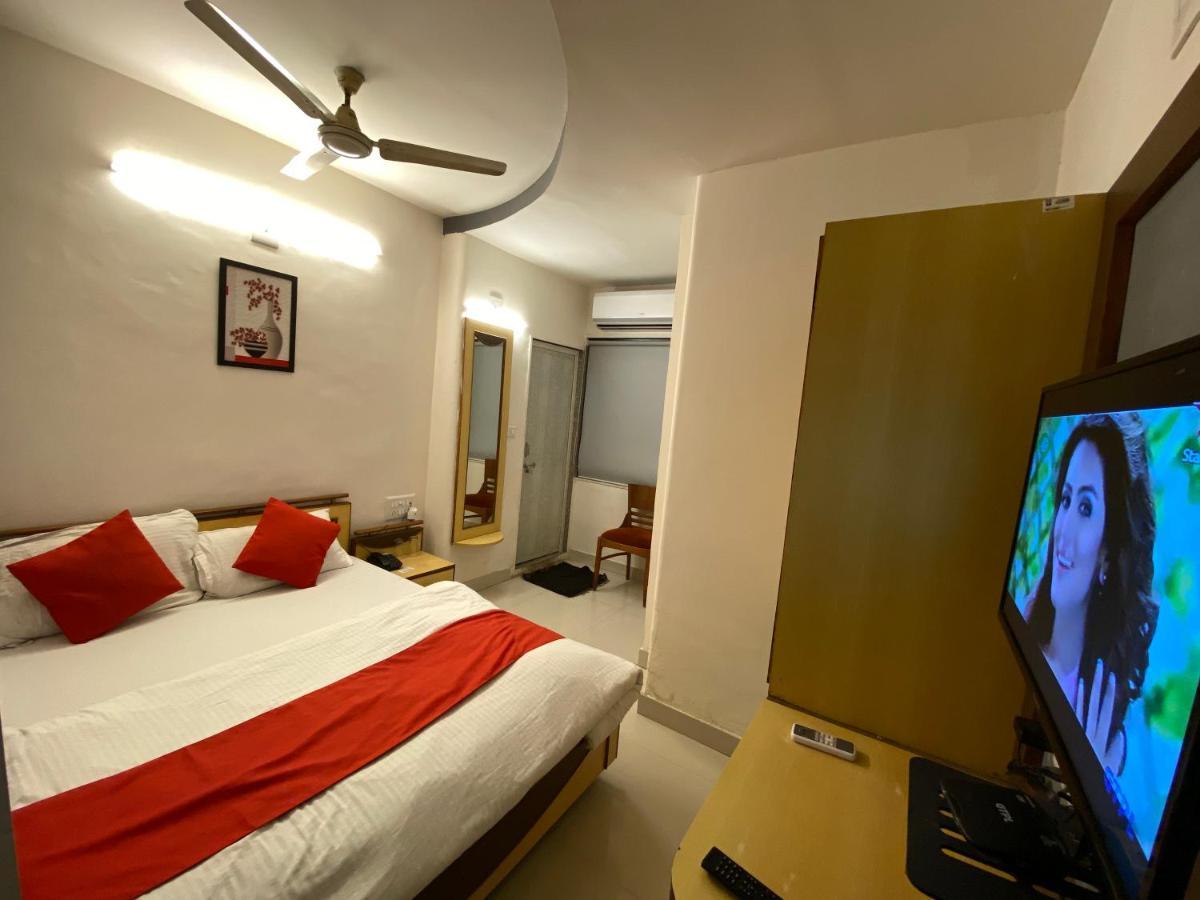 Hotel Riverfront Ахмедабад Экстерьер фото
