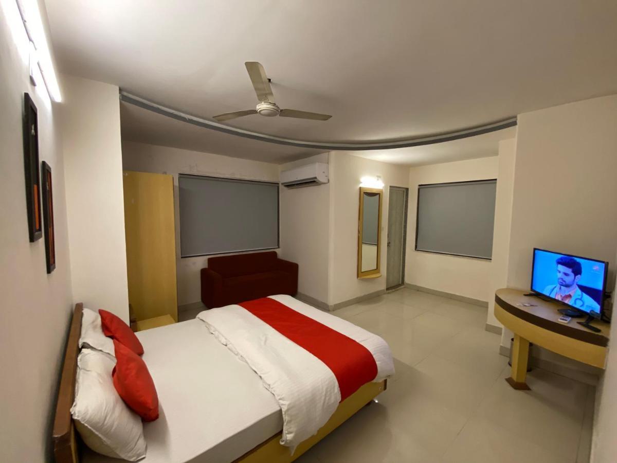 Hotel Riverfront Ахмедабад Экстерьер фото