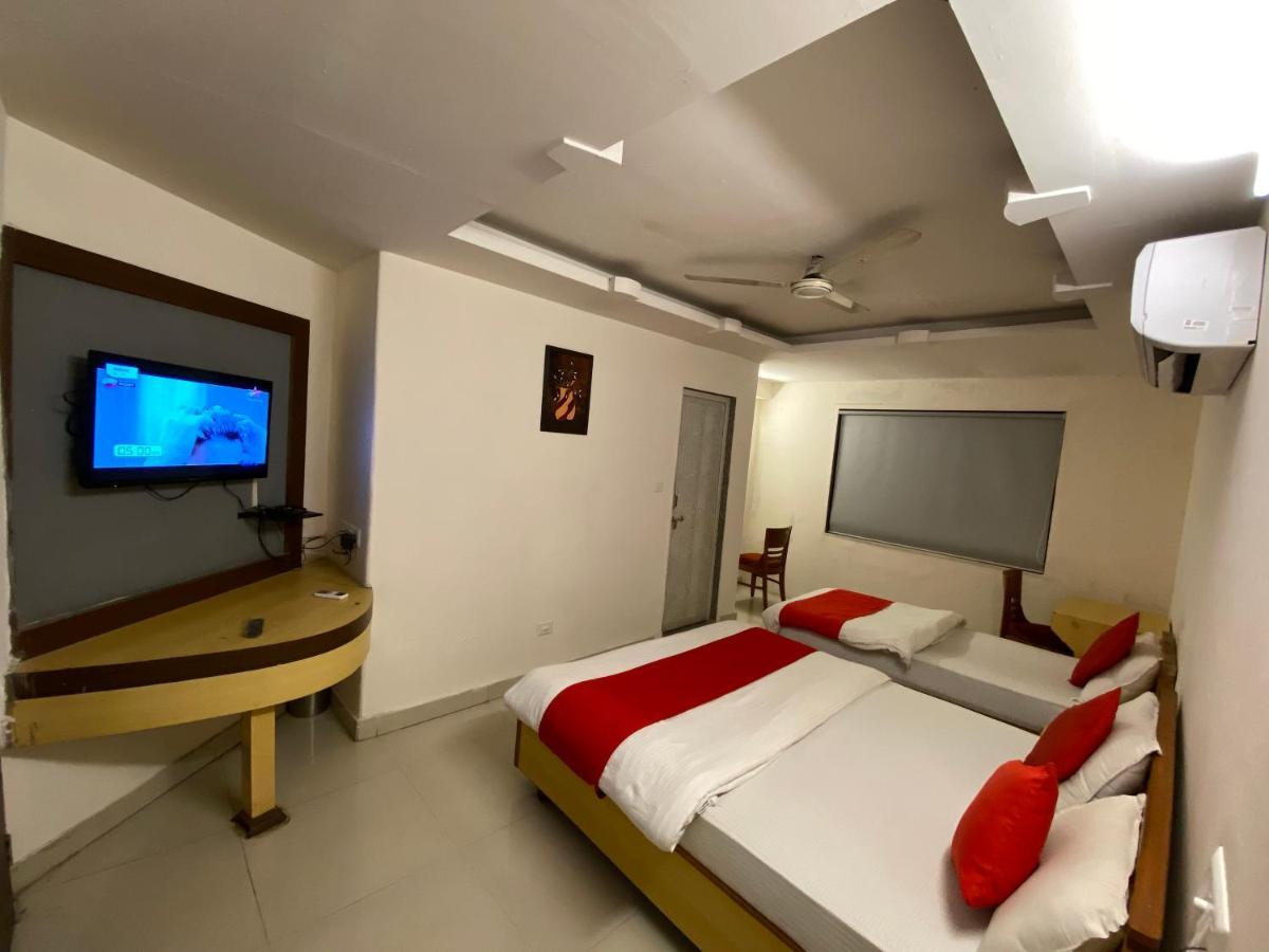 Hotel Riverfront Ахмедабад Экстерьер фото