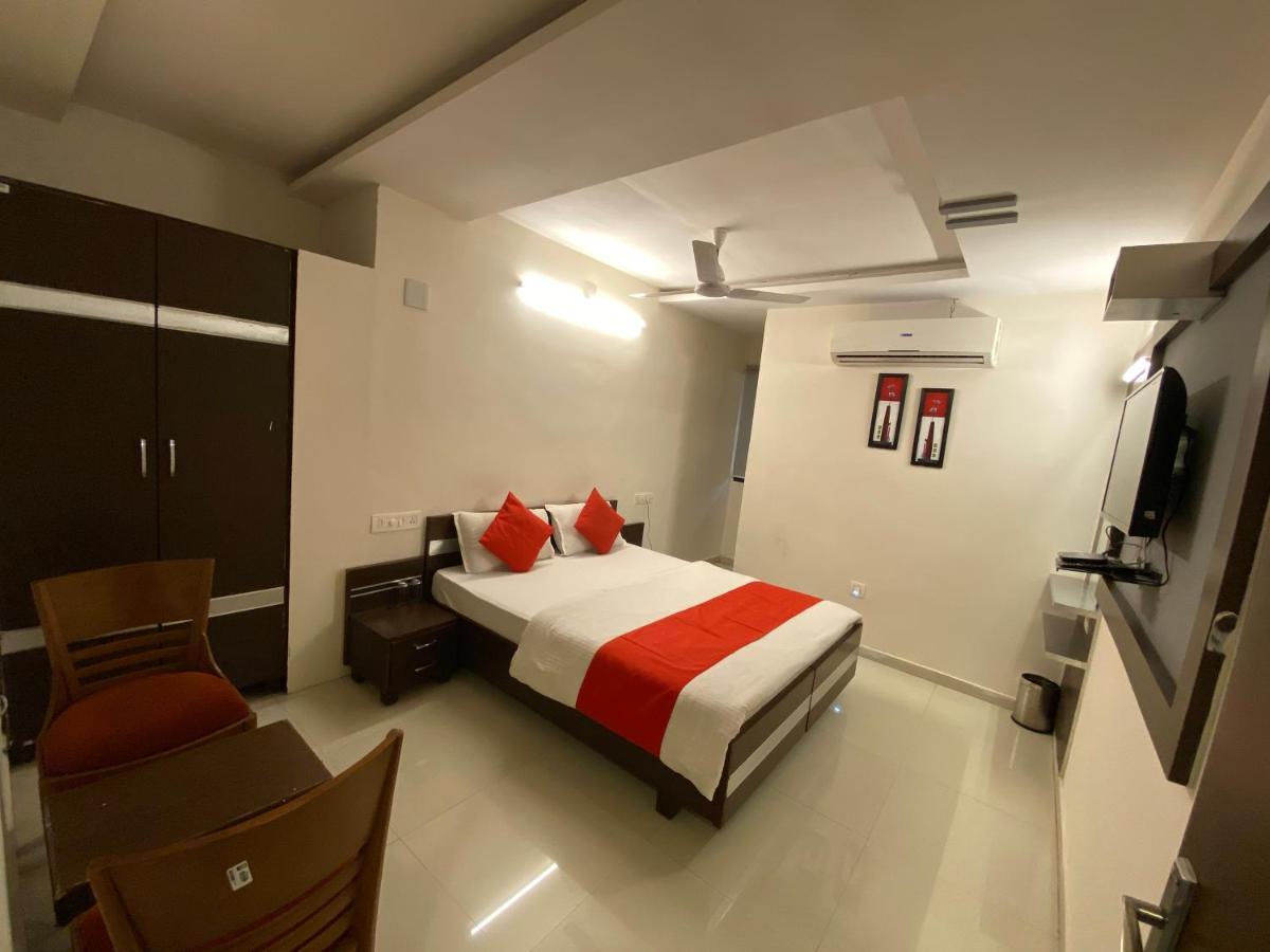 Hotel Riverfront Ахмедабад Экстерьер фото